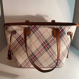 Comes with mini clutch. Burgundy, Navy, and Cream purse.